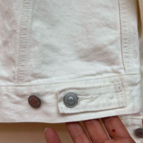 Levi’s ivory jean jacket. Chest and side pockets, logo, Small - Picture 7 of 9
